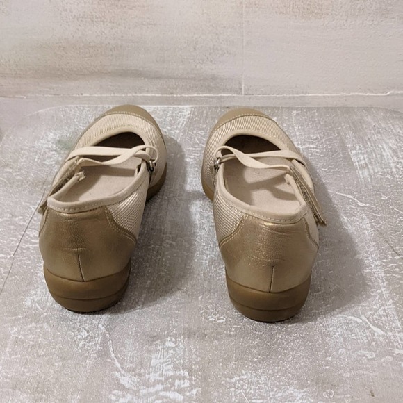 Munro American Gold and Natural Elastic Closure Ballerina Flat Size 7.5M - Picture 2 of 8
